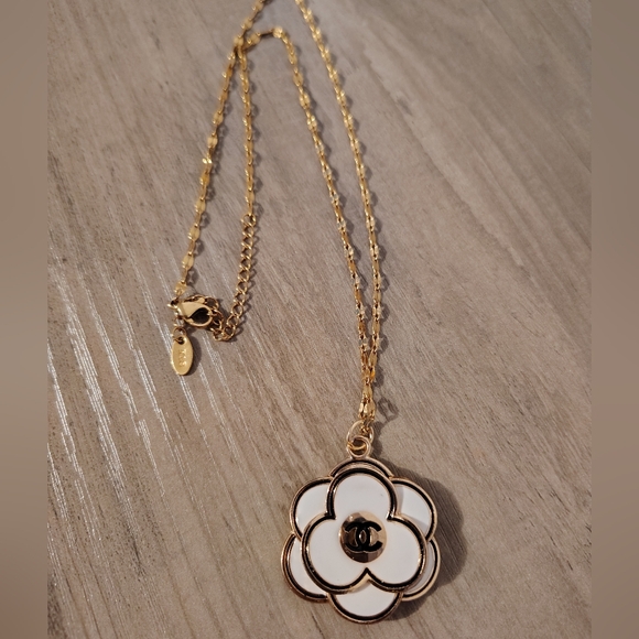 CHANEL Camellia Zipper Pull/18k Gold Necklace - Picture 2 of 6